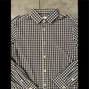 Mizzen + Main Trim Fit Button Down Dress shirt in navy and white